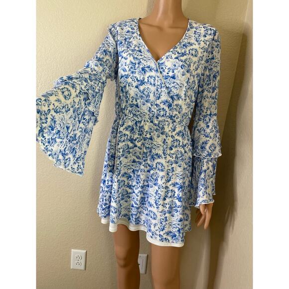 Altar'd State Flowy White & Blue trumpet sleeve V neck floral print SZ M casual - Picture 10 of 14